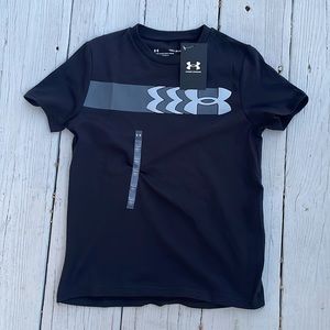 Under Armour boys Fast Branded Logo Tee YSM
